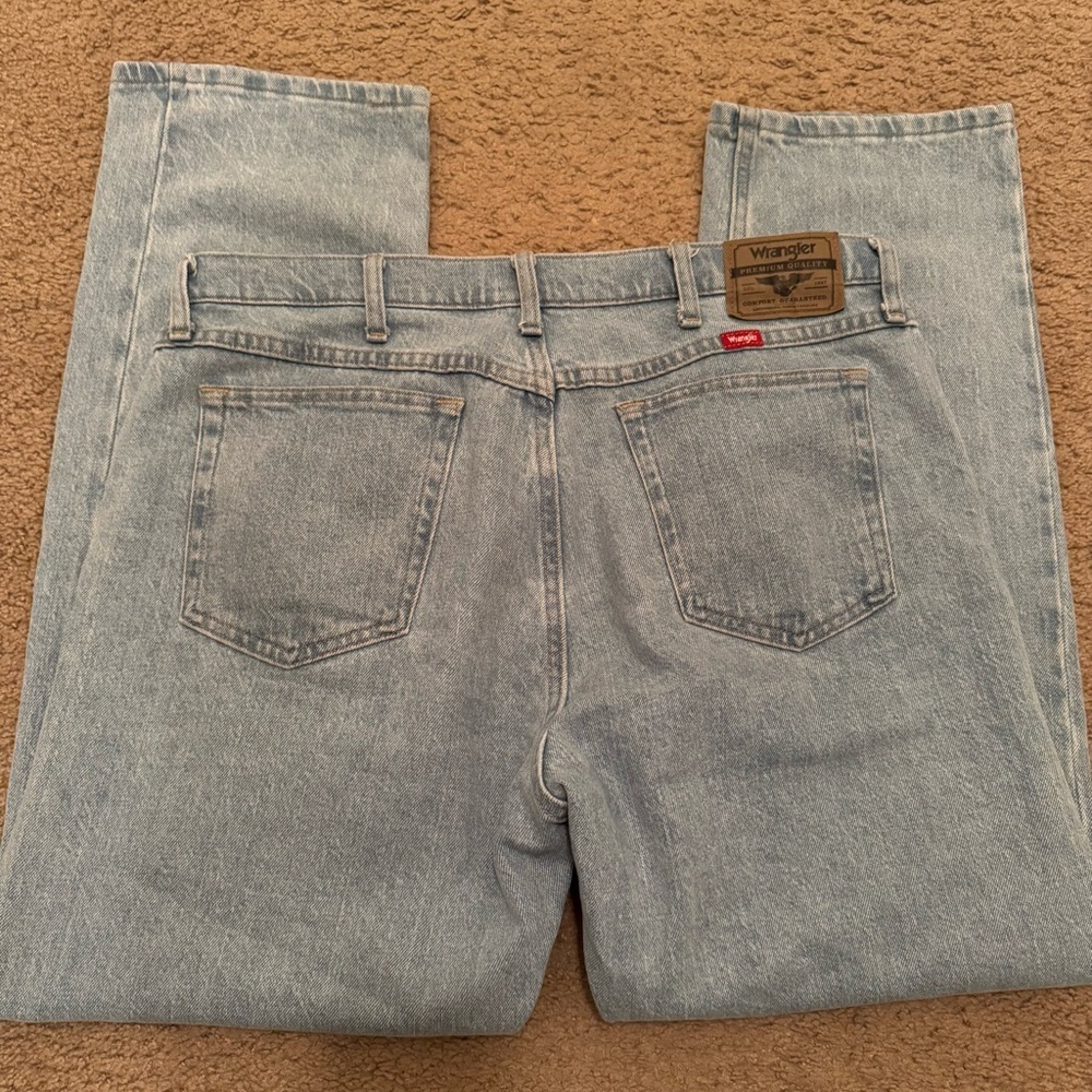 Men's Wrangler Jeans Relaxed Fit Tapered Leg Size 36x30 - Picture 2 of 8